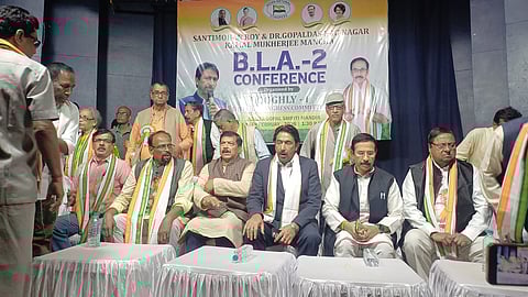 प्रेस कांफ्रेस को संबोधित करते हुए गुलाम अहमद मीर, साथ में हैं शुभंकर सरकार व अन्य 