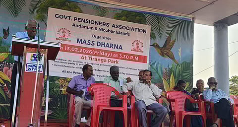 पेंशन समानता और आठवें वेतन आयोग हेतु धरना आयोजित