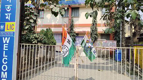 मेन गेट पर एक पॉलिटिकल पार्टी का झंडा