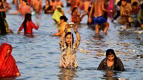 संगम में डुबकी लगाई लगा रहे श्रद्धालु