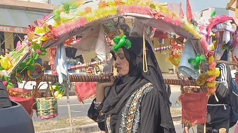 हरिद्वार से कांवड़ यात्रा कर गंगाजल लेकर लौटीं