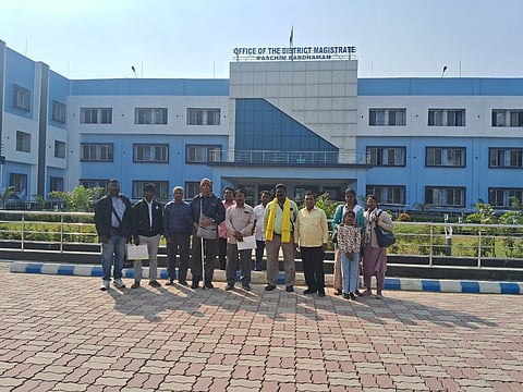 आदिवासियों के नाम मतदाता सूची से बाद नहीं करने को लेकर ज्ञापन