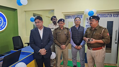 डायमंड हार्बर पुलिस के एसपी विशप सरकार रवींद्रनगर थाने में स्मार्ट आईओ रूम का उद्घाटन के बाद परिदर्शन करते हुए, साथ में हैं कई अन्य अधिकारी