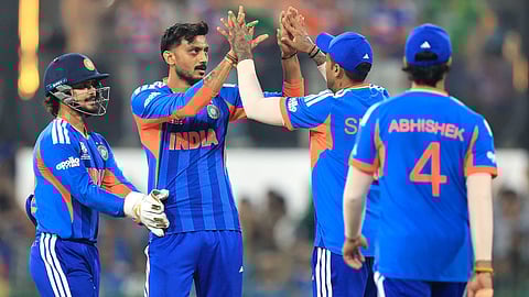 विकेट लेने के बाद जश्न मनाते अक्षर पटेल।