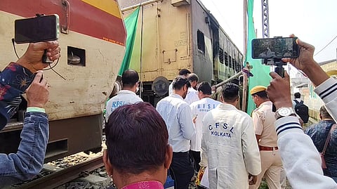 जली बोगी की जांच करते फॉरेंसिक टीम के सदस्य 