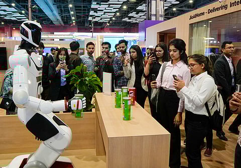 एक एआई रोबो को देखते उत्सुक दर्शक।