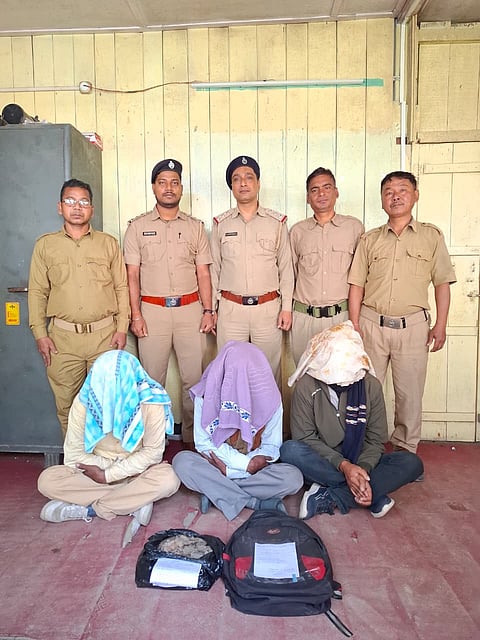 वन विभाग के कब्जे में तस्कर
