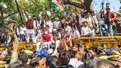 पुलिस ने कांग्रेस नेताओं और कार्यकर्ताओं को रास्ते में ही रोक लिया