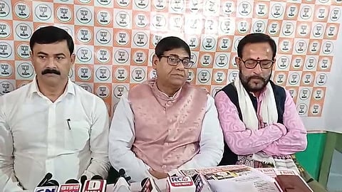 संवाददाता सम्मेलन में भाजपा नेतृत्व

