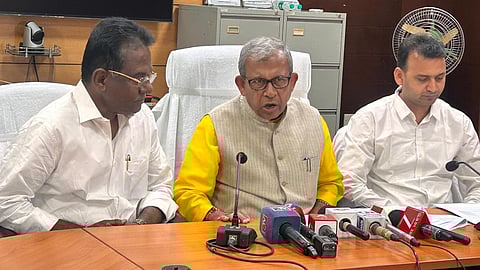 मीडिया को संबोधित करते मंत्री डॉ. मानस रंजन भुइयां। साथ में हैं पश्चिम बंग राज्य सरकारी कर्मचारी फेडरेशन कंवेनर प्रताप नायक