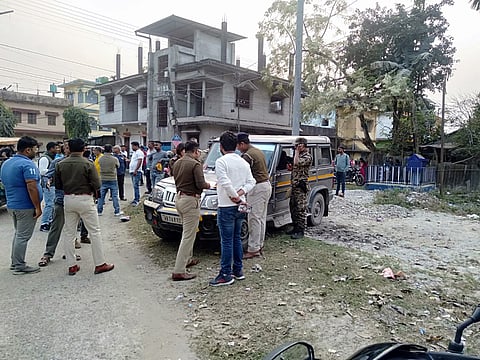 घटनास्थल पर जांच करती पुलिस