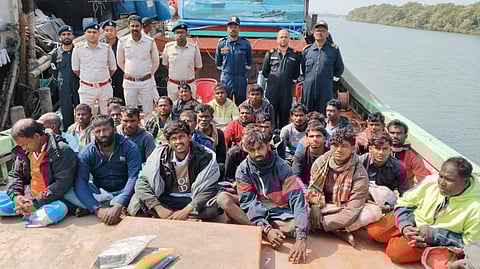 गिरफ्तार बांग्लादेशी मछुआरों की तस्वीर