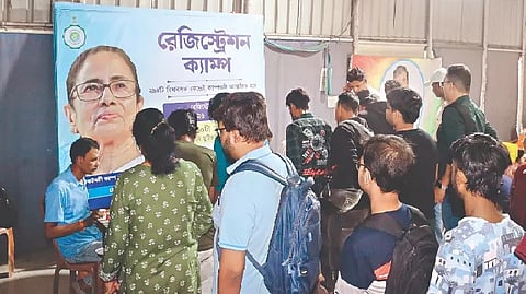 कतारों में खड़े डिग्रीधारी युवा, 1,500 रुपये की ‘युवा साथी’ पर सियासी संग्राम