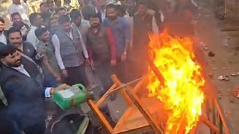 वकीलों ने फर्नीचर में लगाई आग 