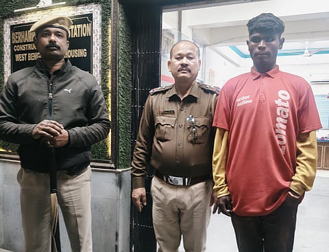 People beat up a mentally disturbed young man who was roaming around as a Zomato boy!