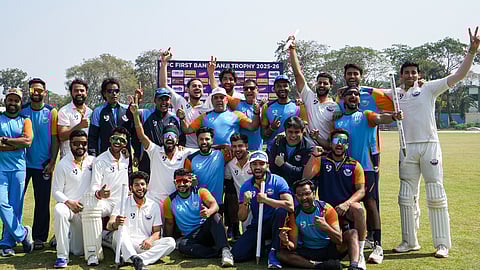 जीत के बाद खुशी मनाते जम्मू कश्मीर के खिलाड़ी और कोचिंग स्टाफ