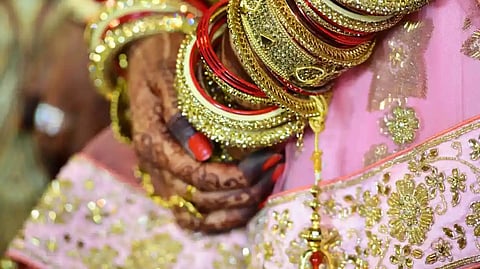 दहेज की मांग, मानसिक-शारीरिक उत्पीड़न, नववधू ने की थी आत्महत्या