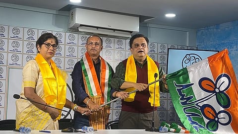 कर्सियांग विधानसभा क्षेत्र के भाजपा विधायक विष्णु प्रसाद शर्मा ने तृणमूल भवन में मंत्री डॉ. शशि पांजा और ब्रात्य बसु की उपस्थिति में तृणमूल का झंडा थामा।