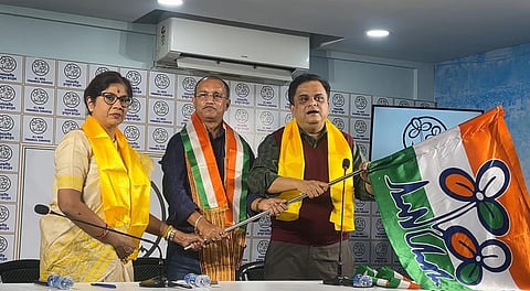 तृणमूल के दो वरिष्ठ नेताओं के हाथों बिष्णु प्रसाद शर्मा ने थामा टीएमसी का झंडा।