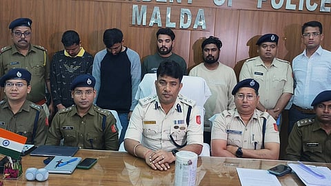 पुलिस अधीक्षक अभिजीत बनर्जी ड्रग्स बरामद , चार गिरफ्तार की जानकारी देते हुए

