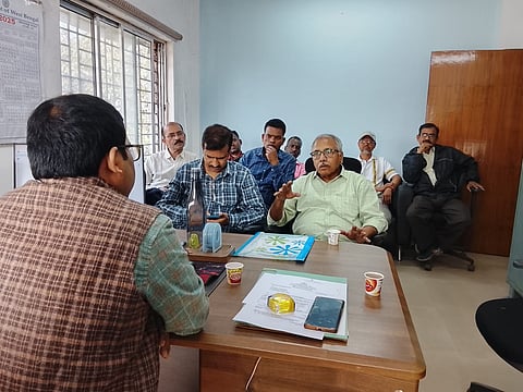 दागापुर श्रमिक भवन में अधिकारी से बातचीत करते हुए
