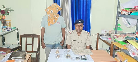 ठगी के आरोप में गिरफ्तार अभियुक्त को पुलिस दिखाते हुए 