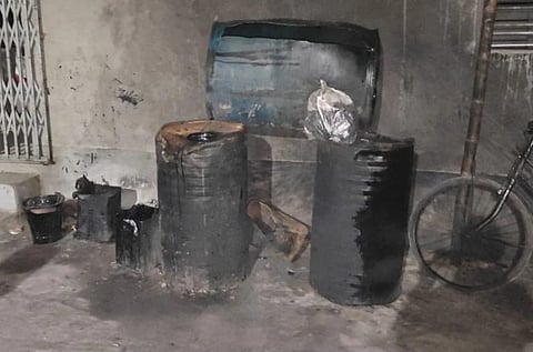 कैनिंग के इस क्षेत्र में ड्रम में रखे रासायनिक पदार्थ में हुए विस्फोट से कई बच्चे घायल हो गए