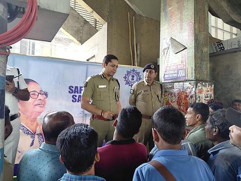  ऑटो ड्राइवरों को जागरुक करते हुए ज्वाइंट सीपी ट्रैफिक रुपेश कुमार 