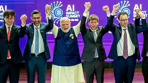 पीएम मोदी की दायीं तरफ सैम ऑल्टमैन और डारियो अमोडई, जिन्होंने एक दूसरे हाथ नहीं पकड़े।