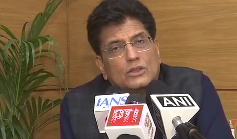 मीडिया को ट्रेड डील के बारे में जानकारी देते पीयूष गोयल।