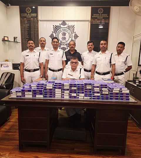 चोरों के पास बरामद सामान के साथ बड़ाबाजार थाना के ओसी अरिंदम भट्टाचार्य। साथ में एसआई पन्नालाल गुड़िया, एसआई राजकुमार घोष, व अन्य