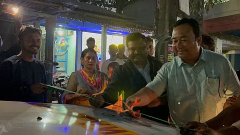 फीता काटते राज्यसभा सांसद प्रकाश चिक बड़ाइक