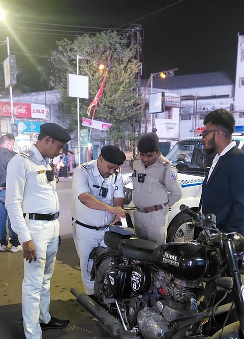 मॉडिफाइड साइलेंसर वाली बुलेट पर पुलिस का शिकंजा