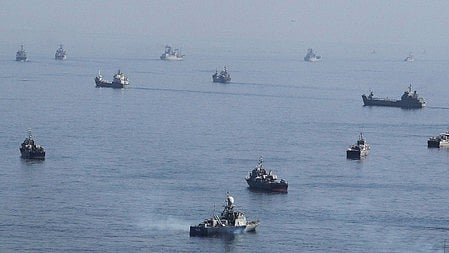 ओमान की खाड़ी में ईरान और रूस की नौसेनाएं मिलकर कर रहीं युद्धाभ्यास।