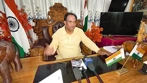 जॉन बारला ESI को लेकर जानकारी देते हुए

