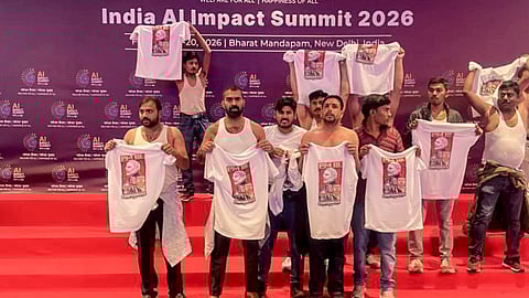 एआई इम्पैक्ट समिट में शर्टलेस यूथ कांग्रेस के कार्यकर्ता।