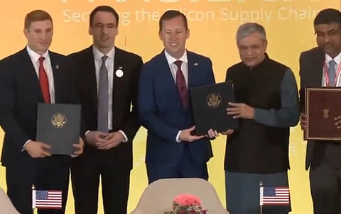 पैक्स सिलिका पर हस्ताक्षर के बाद भारत और अमेरिका के मंत्री और अधिकारी।