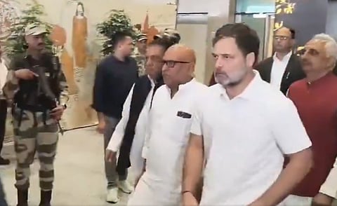 लखनऊ एयरपोर्ट से बाहर आते राहुल गांधी।