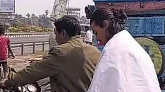 H.S: After lighting the funeral pyre of his father, the son appeared for the examination wearing 'Than'.