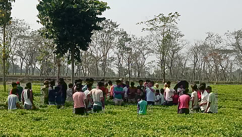 घटनास्थल पर लोगों की भीड़
