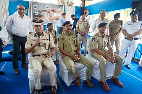 शनिवार को कार्यक्रम में लोगों को संबोधित करते कोलकाता पुलिस कमिश्नर सुप्रतिम सरकार। साथ में हैं एडिशनल सीपी डीपी सिंह और डीसी ईएसडी अमित वर्मा