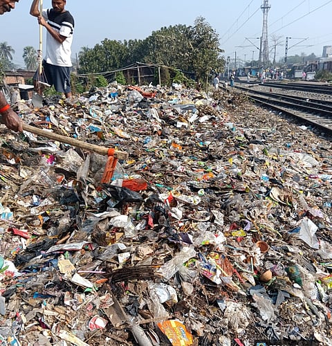 जमा कूड़े का ढेर