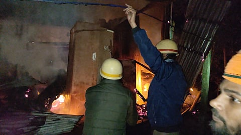 आग को काबू में करते दमकल कर्मी
