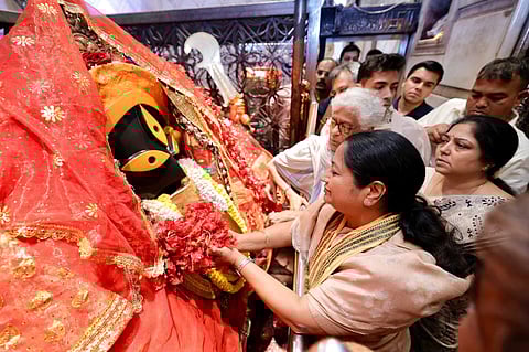 मुख्यमंत्री रेखा गुप्ता कालीघाट मंदिर में पूजा करते हुए
