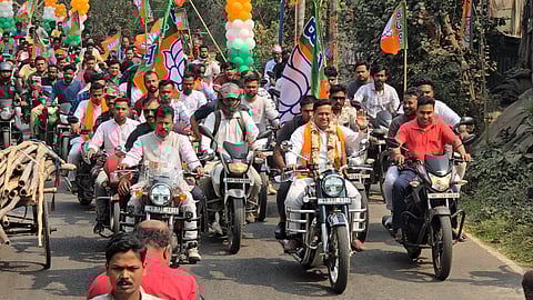 बाइल रैली के दौरान सुकांत मजूमदार और अन्य कार्यकर्ता