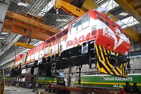 वैश्विक रेल मानचित्र पर भारत की छाप — बरेका का दसवां स्वदेशी 3300 एचपी लोकोमोटिव मोजाम्बिक रवाना

