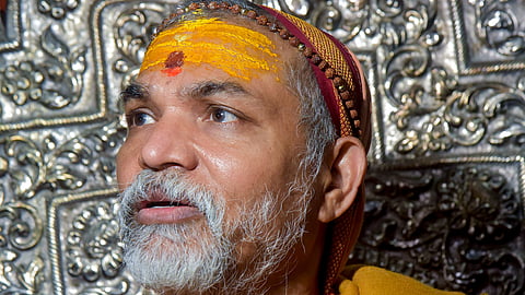 पत्रकारों से बात करते स्वामी अविमुक्तेश्वरानंद सरस्वती।