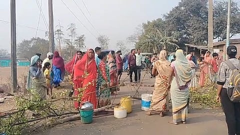 पानी की मांग के समर्थन में पथावरोध करतीं महिलाएं 