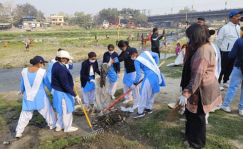 संत निरंकारी मिशन के संतों ने की महानंदा घाट की सफाई