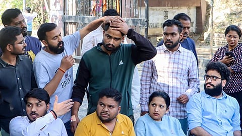 पत्रकारों से बात करते छात्र संगठन के सदस्य।